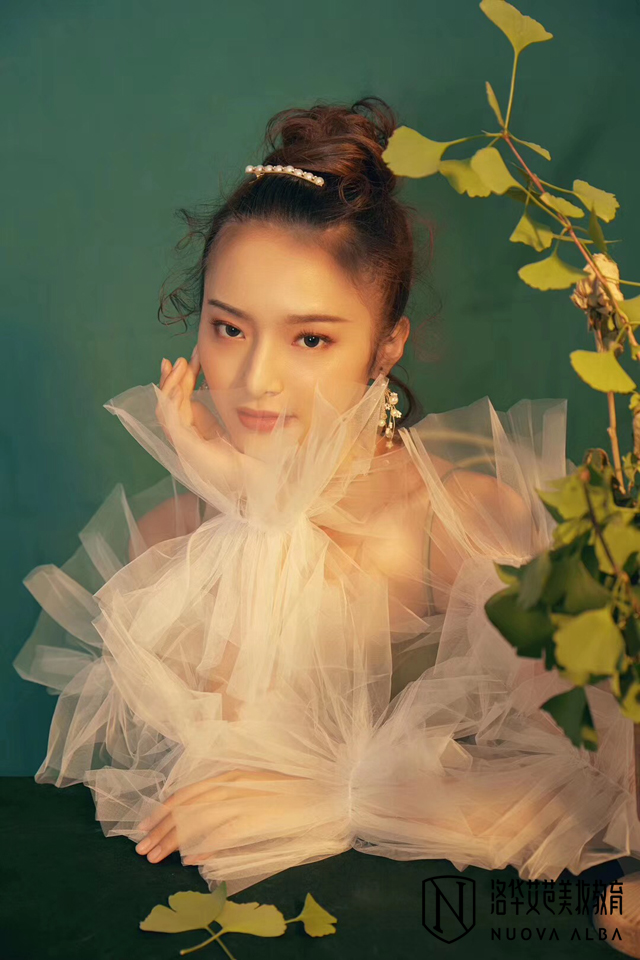 長沙學化妝美甲多少錢？